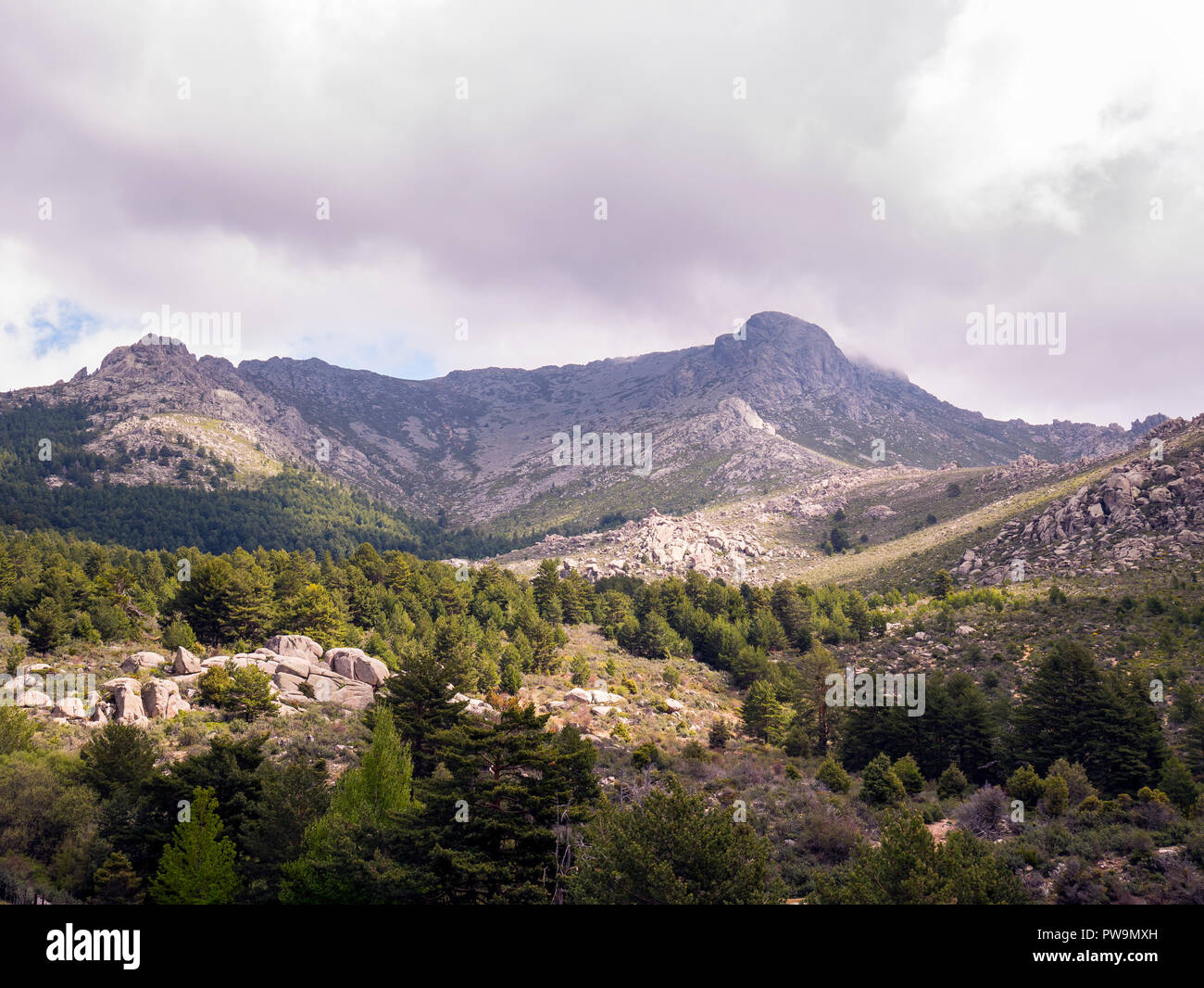 Pico de La Maliciosa en El Valle de La Barranca de la Sierra de Guadarrama y Dentro del'Parque Regional de la cuenca Alta del Manzanares" (Reserva de Stockfoto