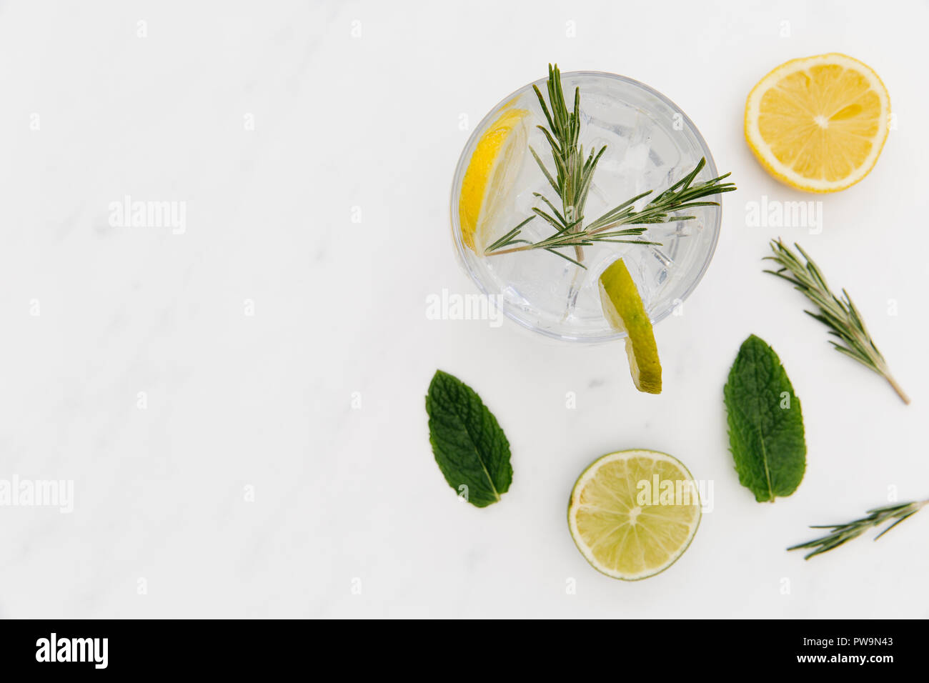 Gin Tonic Cocktail mit grünen Kalk auf weißem Hintergrund Stockfoto