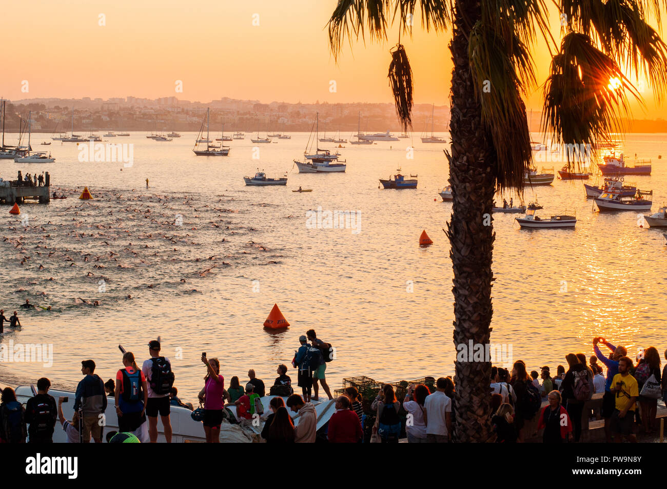 Ironman 70.3 Cascais Triathlon - Phase 1: Schwimmen Wettbewerb Stockfoto