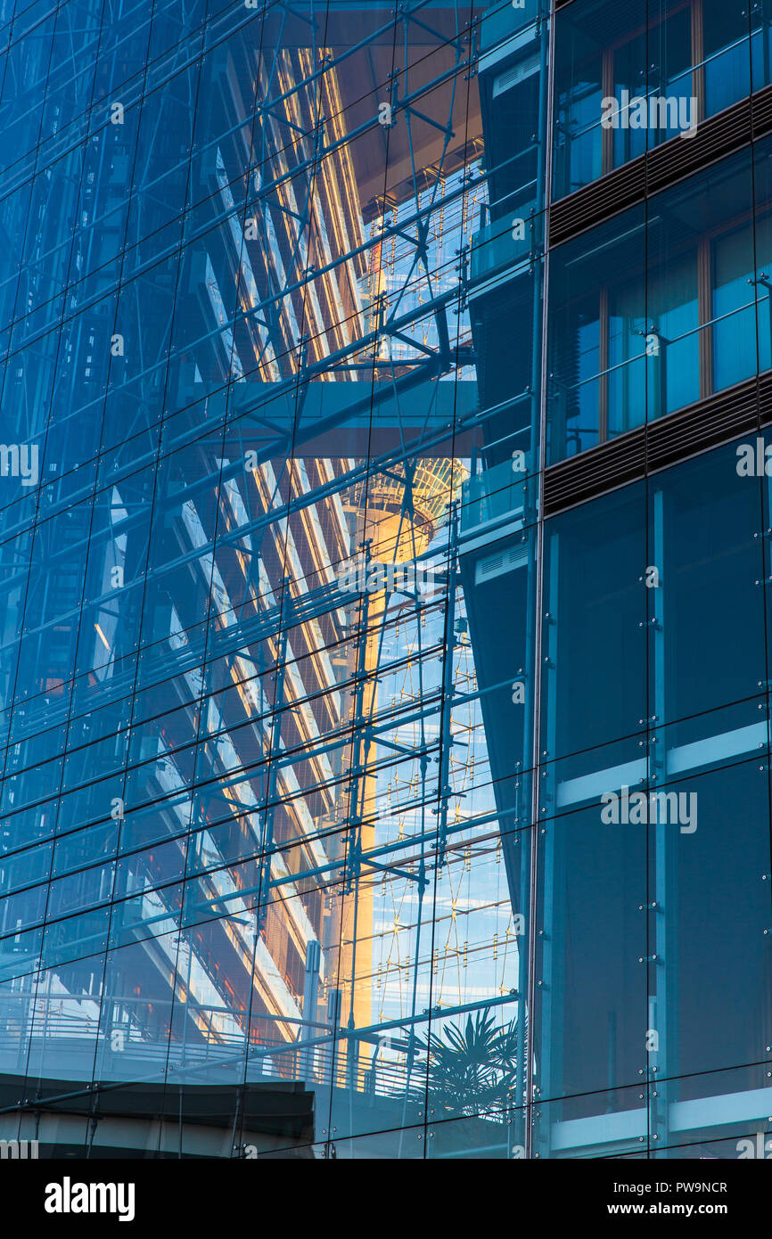 Stadttor Düsseldorf mit Ausgefräster Stockfoto