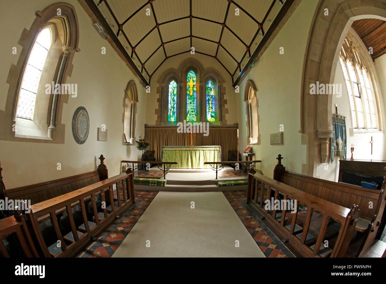 Kemble Allerheiligen Kirche mit dem Millennium Fenster. Gloucestershire. Gloucs. Großbritannien Stockfoto