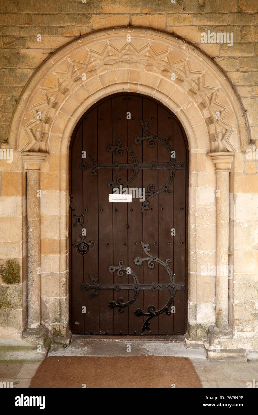 Gekielt roll molding Südlich von Kemble Allerheiligen Kirche mit dem Millennium Fenster. Gloucestershire. Gloucs. Großbritannien Stockfoto