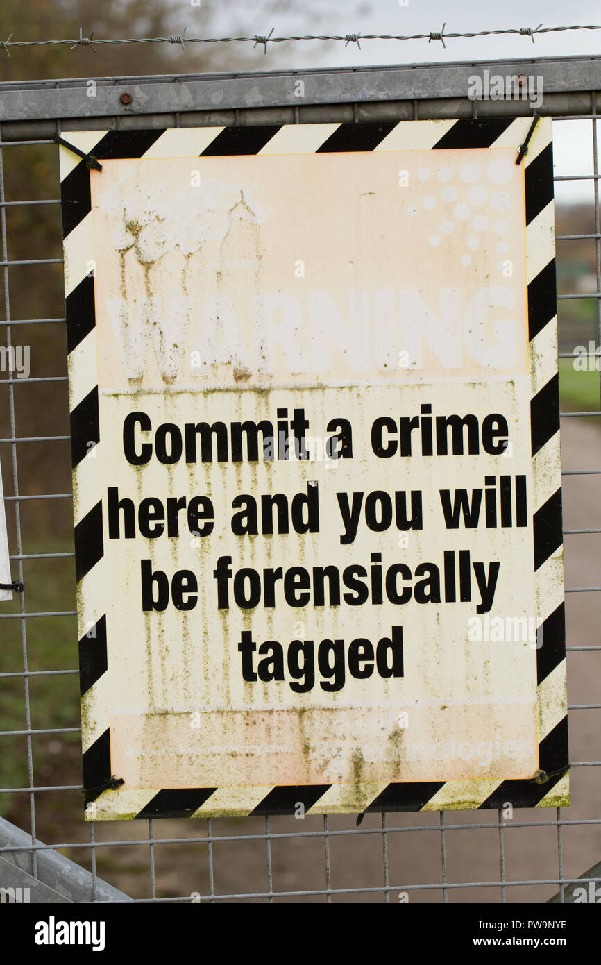 Ein Warnzeichen, dass forensische Tagging. Dorset England UK GB Stockfoto