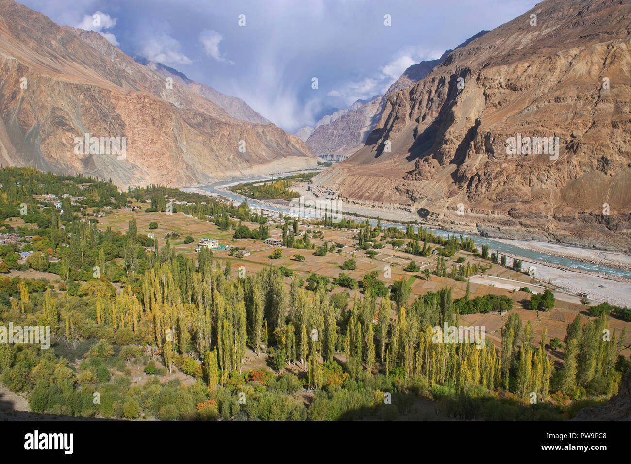 Balti Dorf Turtuk, nach Pakistan, jetzt Teil von Ladakh, Indien, im Herbst unter der 1627-1630 Reichweite und Shyok Fluss gesehen Stockfoto