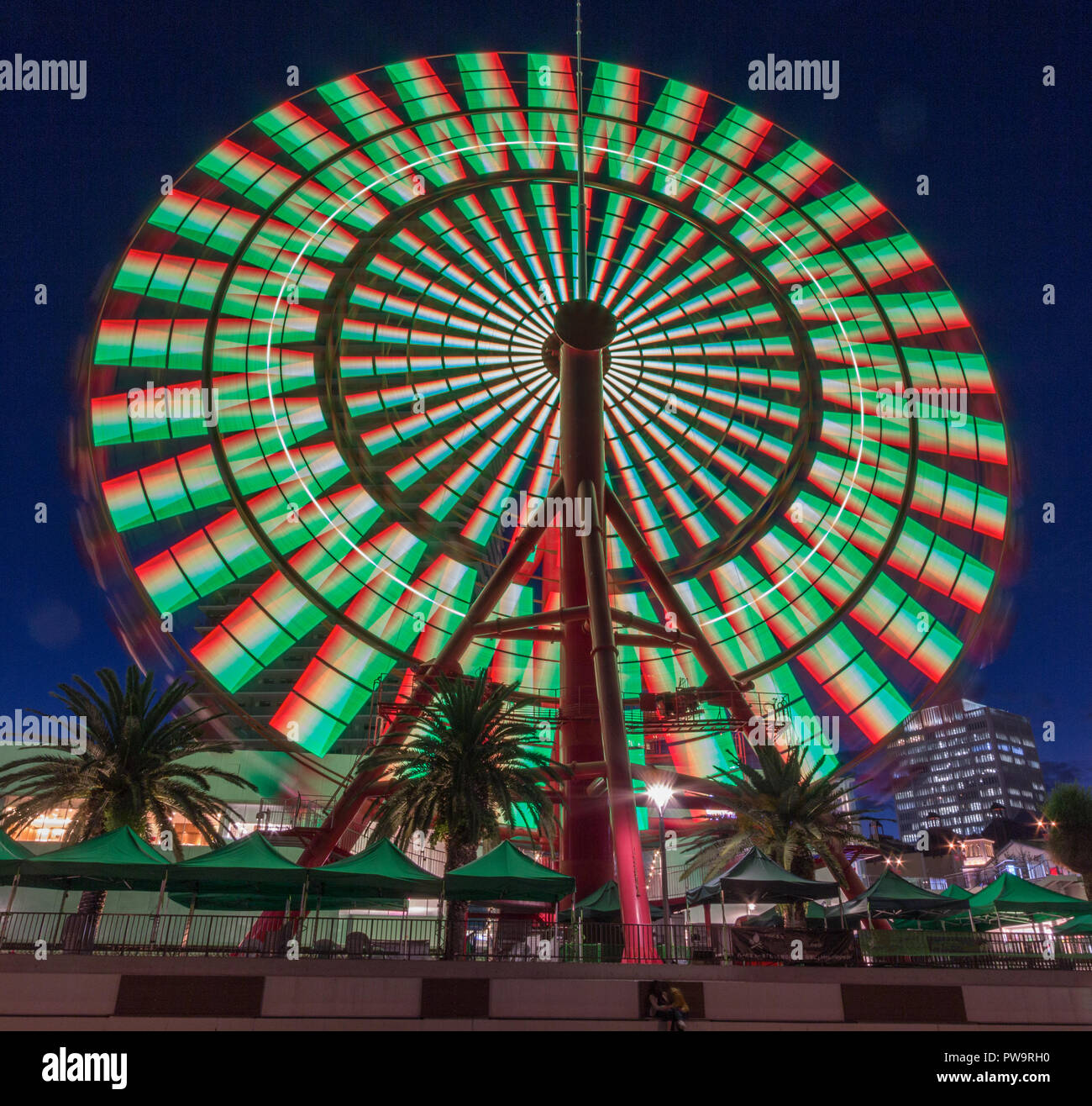 Bei Nacht Riesenrad auf Kobe Harborland, einem Einkaufs- und Vergnügungsviertel in Kobe, Japan. Stockfoto