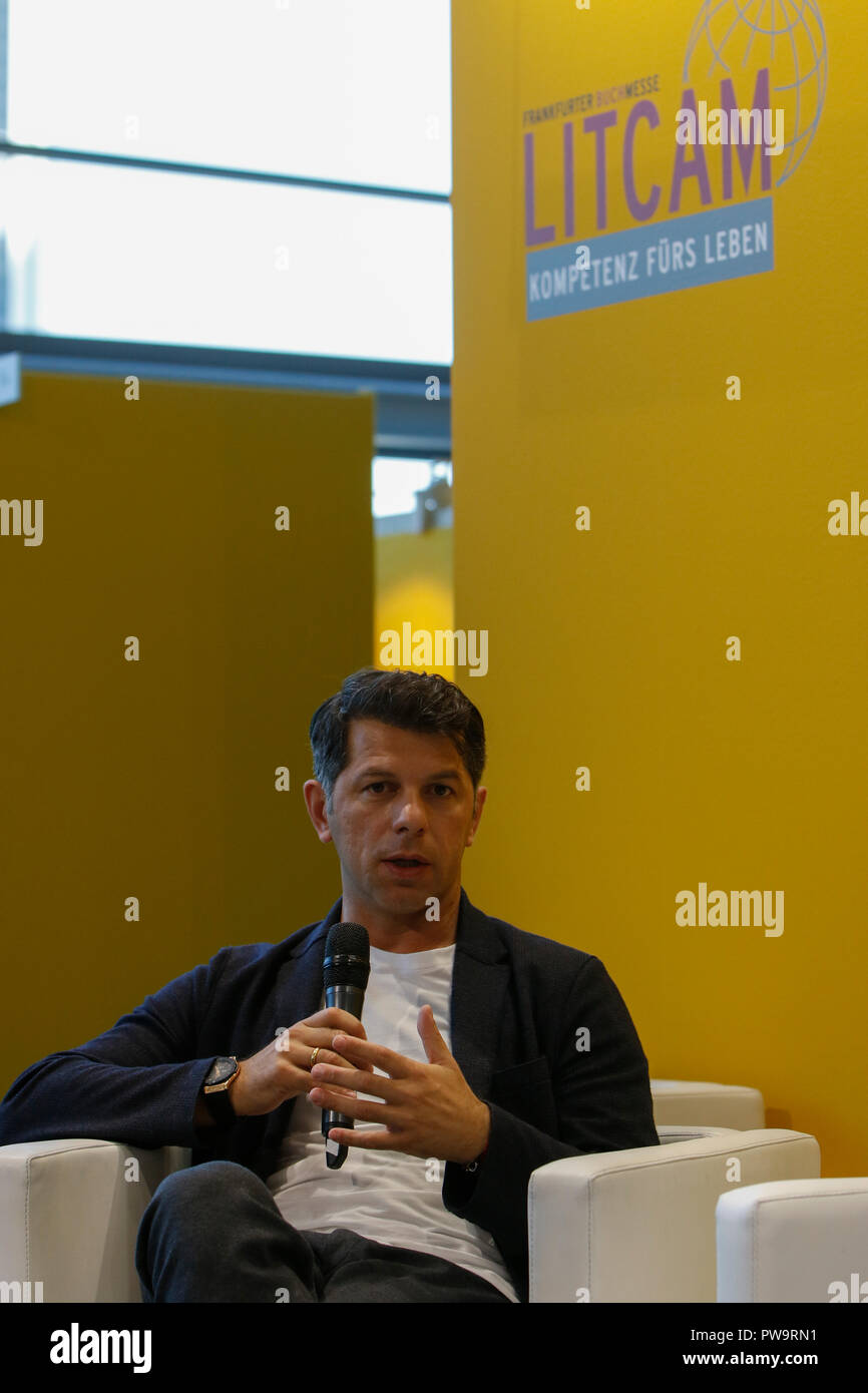 Frankfurt am Main, Deutschland. 13 Okt, 2018. Pensionierte Georgische Internationale Fußballspieler und Präsident des Georgischen Fußballverband Levan Kobiashvili spricht bei einem Gespräch auf der Frankfurter Buchmesse. Die 70. Frankfurter Buchmesse 2018 ist die weltweit größte Buchmesse mit über 7.000 Ausstellern und über 250.000 erwarteten Besucher. Es ist geöffnet vom 10. bis zum 14. Oktober mit der letzten zwei Tage für die Öffentlichkeit geöffnet wird. Quelle: Michael Debets/Pacific Press/Alamy leben Nachrichten Stockfoto