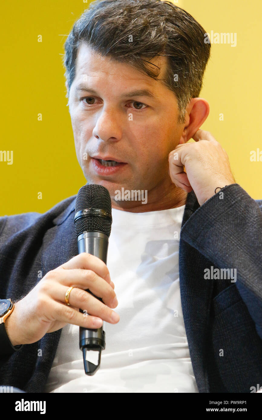 Frankfurt am Main, Deutschland. 13 Okt, 2018. Pensionierte Georgische Internationale Fußballspieler und Präsident des Georgischen Fußballverband Levan Kobiashvili spricht bei einem Gespräch auf der Frankfurter Buchmesse. Die 70. Frankfurter Buchmesse 2018 ist die weltweit größte Buchmesse mit über 7.000 Ausstellern und über 250.000 erwarteten Besucher. Es ist geöffnet vom 10. bis zum 14. Oktober mit der letzten zwei Tage für die Öffentlichkeit geöffnet wird. Quelle: Michael Debets/Pacific Press/Alamy leben Nachrichten Stockfoto