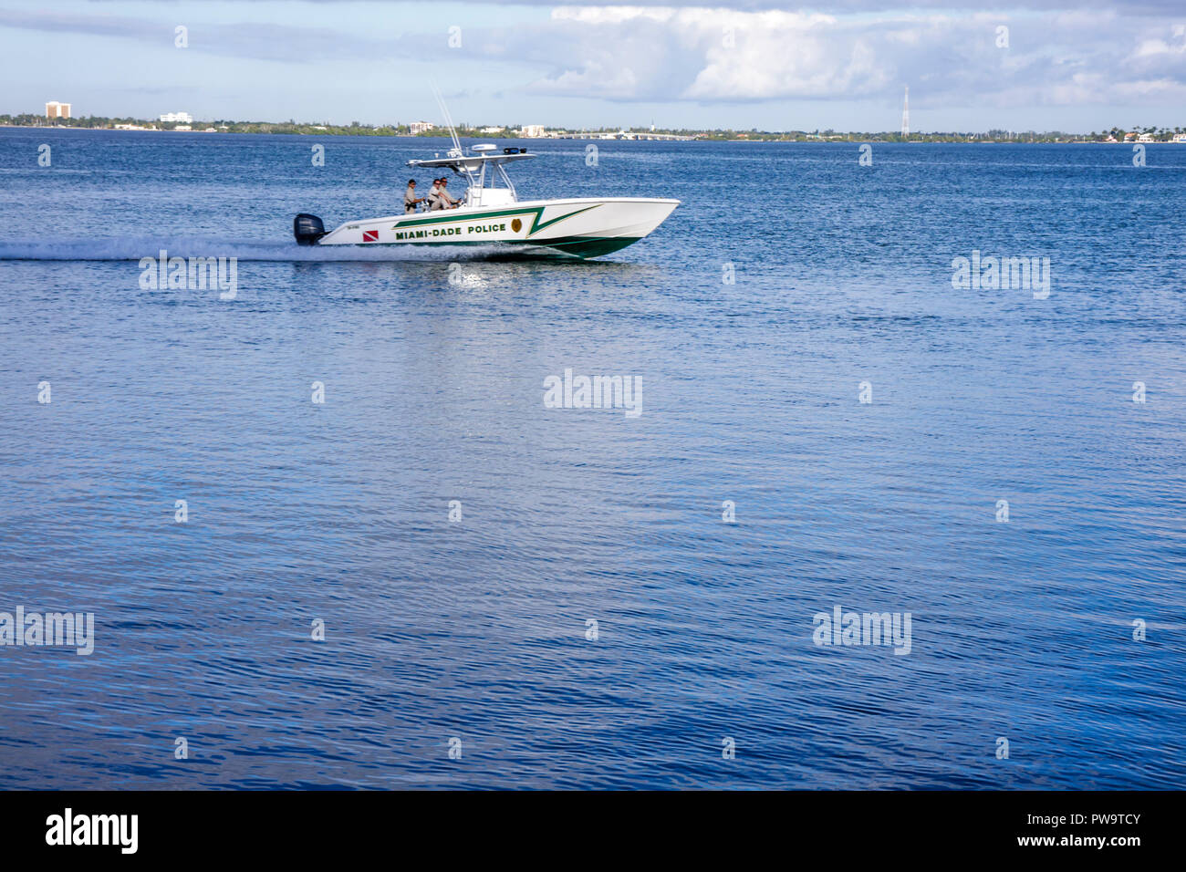 Miami Beach Florida, Biscayne Bay Water, Miami Dade Police, Wasserfahrzeuge, Boot, Patrouille, Motorboot, Sicherheit, öffentliche Ordnung, Strafverfolgung, Marine, Sicherheit, Kriminalität PR Stockfoto