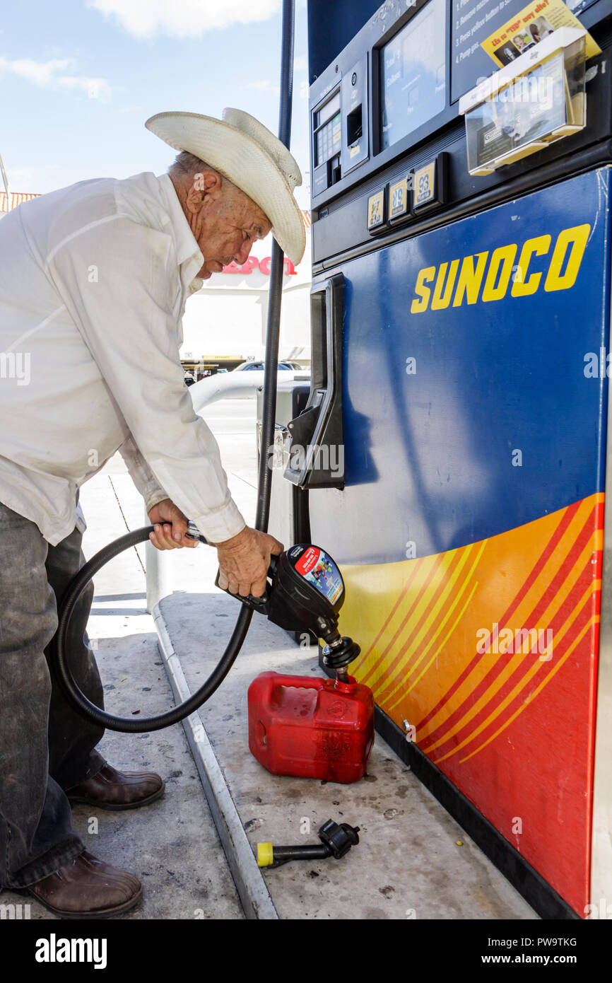 Miami Florida, Little Havana, Sunoco, Benzin, Kraftstoff, Erdöl, Benzin, Tankstelle, Pumpe, Schlauch, Container, hispanischer Mann Männer Erwachsene Männer, Senioren CI Stockfoto