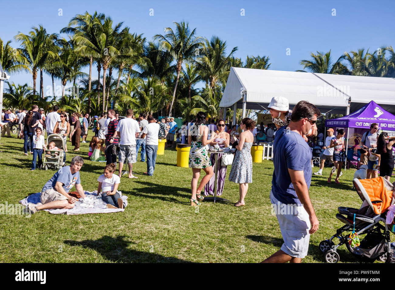 Miami Florida, Coconut Grove, Pfau Park, Great Taste of the Grove, Community Food Festival, Festivals fair, Taste, Verkostung, hispanische Männer, Frauen, Singles, Famii Stockfoto