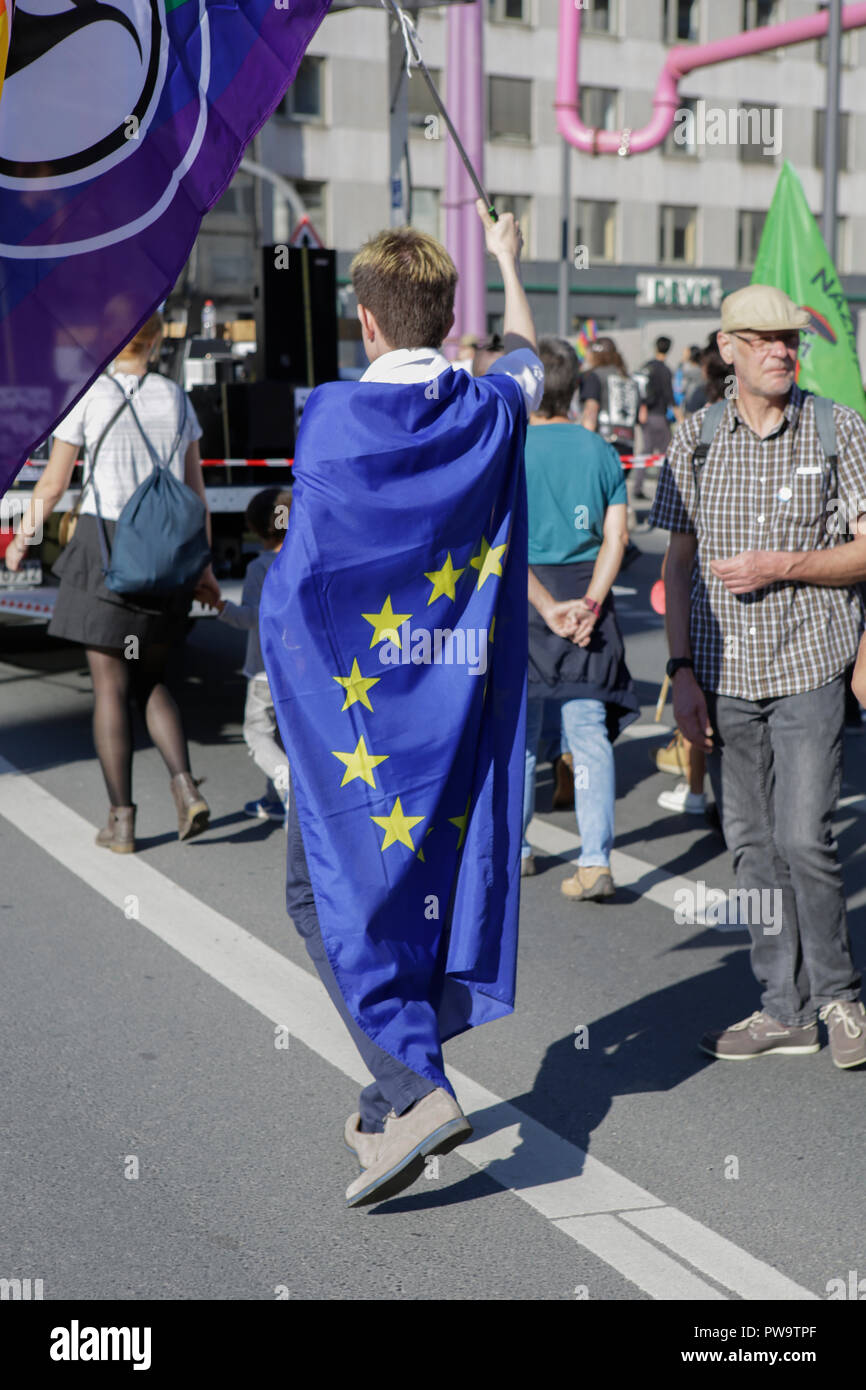 Frankfurt am Main, Deutschland. 13 Okt, 2018. Eine Demonstrantin trägt eine europäische Flagge über seine Schultern. Über 3.500 Menschen durch Frankfurt marschierte, um gegen Rassismus und für Toleranz zu protestieren. Sie wurden von vielen lokalen Bands, die auf dem Weg und auf den Kundgebungen begleitet. Der Protest war ein Teil von mehreren anderen Proteste gegen Rassismus in Deutschland am selben Tag. Quelle: Michael Debets/Pacific Press/Alamy leben Nachrichten Stockfoto