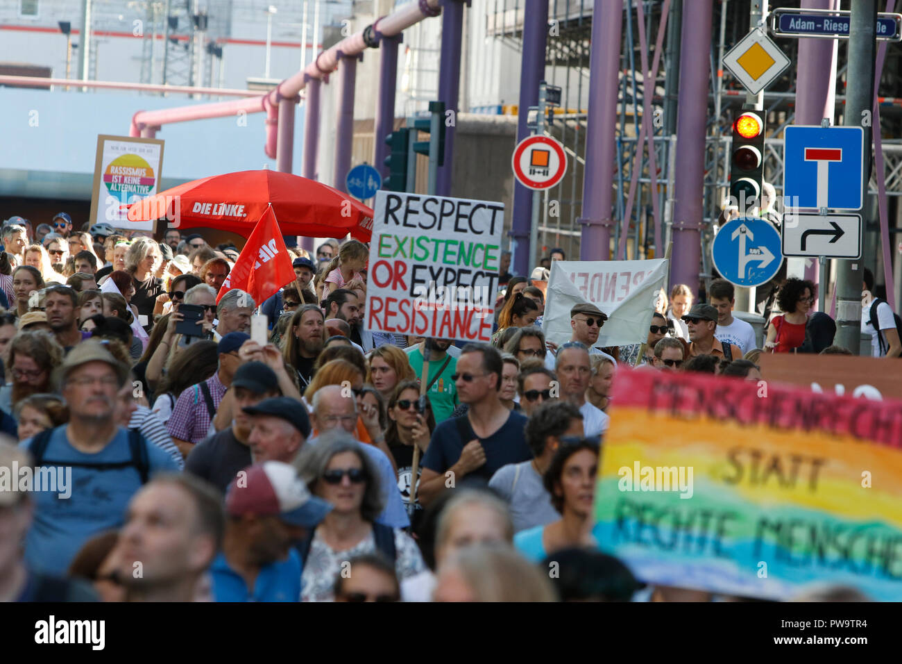 Frankfurt am Main, Deutschland. 13 Okt, 2018. März Demonstranten mit Plakaten durch Frankfurt. Über 3.500 Menschen durch Frankfurt marschierte, um gegen Rassismus und für Toleranz zu protestieren. Sie wurden von vielen lokalen Bands, die auf dem Weg und auf den Kundgebungen begleitet. Der Protest war ein Teil von mehreren anderen Proteste gegen Rassismus in Deutschland am selben Tag. Quelle: Michael Debets/Pacific Press/Alamy leben Nachrichten Stockfoto