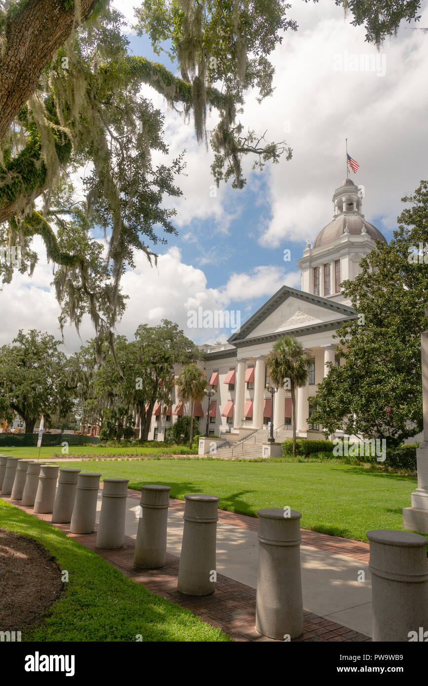 Blue Sky hinter weißen Wolken über dem State Capitol auf Florida in Tallahassee Stockfoto