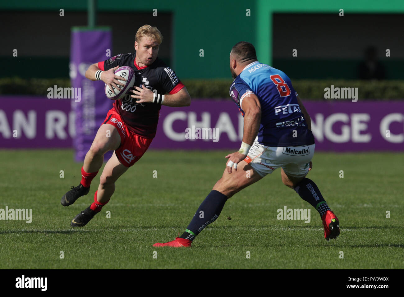 Treviso, Italien. 13 Okt, 2018. Ben Lucas von Grenoble suchen bei Robert Barbieri von Benetton während der Epcr-Challenge Cup 2018 Erste runde Benetton Rugby vs Grenoble Credit: Giuseppe Pino Fama/Pacific Press/Alamy leben Nachrichten Stockfoto