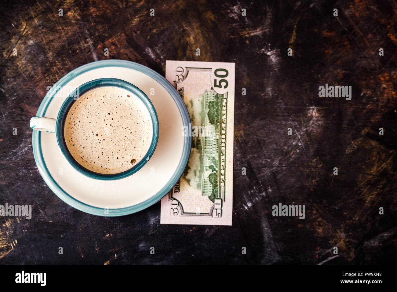 Fünfzig dollar Banknote neben einer Tasse Kaffee auf Tisch Stockfoto