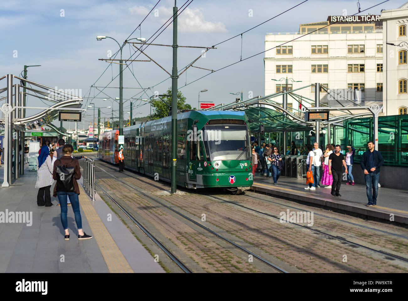 Eine Straßenbahn kommt in Eminönü T1 Tram Station mit Menschen auf der Plattform, Istanbul, Türkei Stockfoto