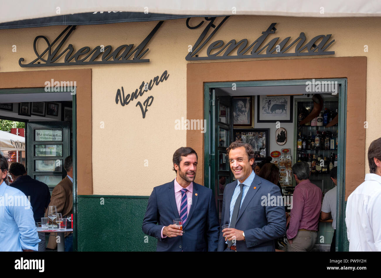 Zwei spanische Geschäftsleute in Anzügen und Krawatten Sharing bei einem Drink und einem Gespräch außerhalb des Arenal Ventura Bar in Sevilla, Andalusien, Spanien Stockfoto