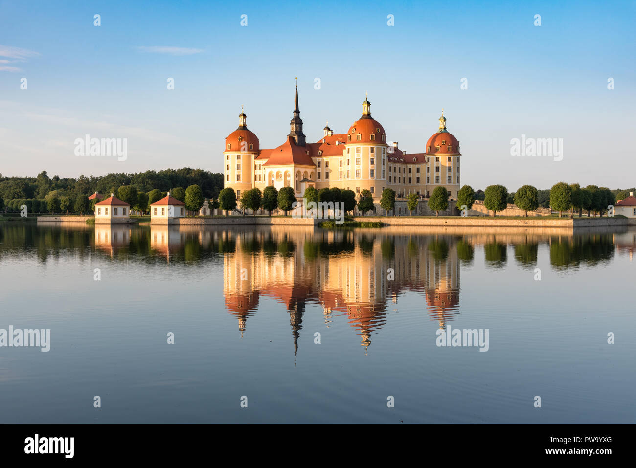 MORITZBURG, Deutschland - May 18, 2017: Schloss Moritzburg (bei Dresden) im Wasser gespiegelt Stockfoto