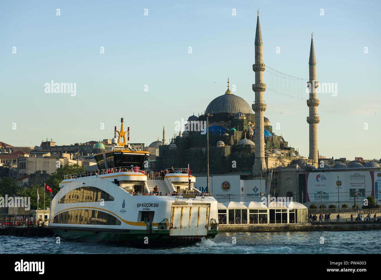 Eine große Fähre in Eminönü Port am Goldenen Horn mit Moscheen und Gebäude im Hintergrund, Istanbul, Türkei Stockfoto