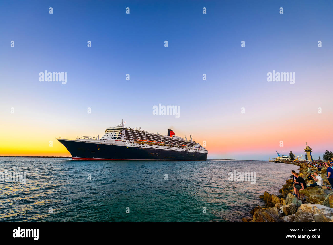 Adelaide, Australien - 16. Februar 2018: die Queen Mary 2 Kreuzfahrtschiff verlässt Außenhafen Passenger Terminal Stockfoto