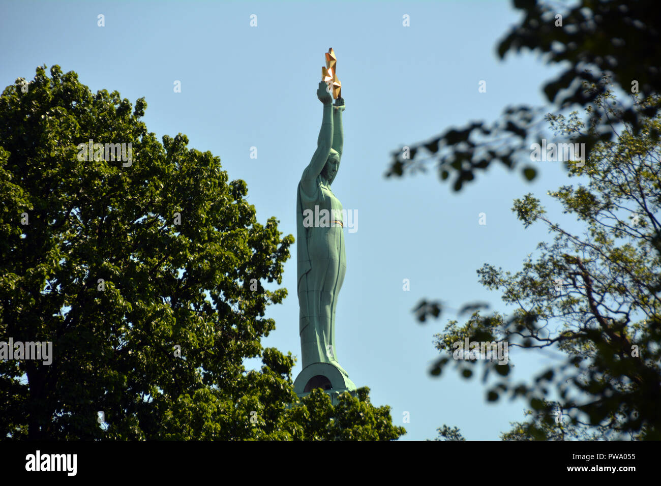 Eine Statue in Riga, Lettland, schön und Stolz gegen den Himmel Stockfoto