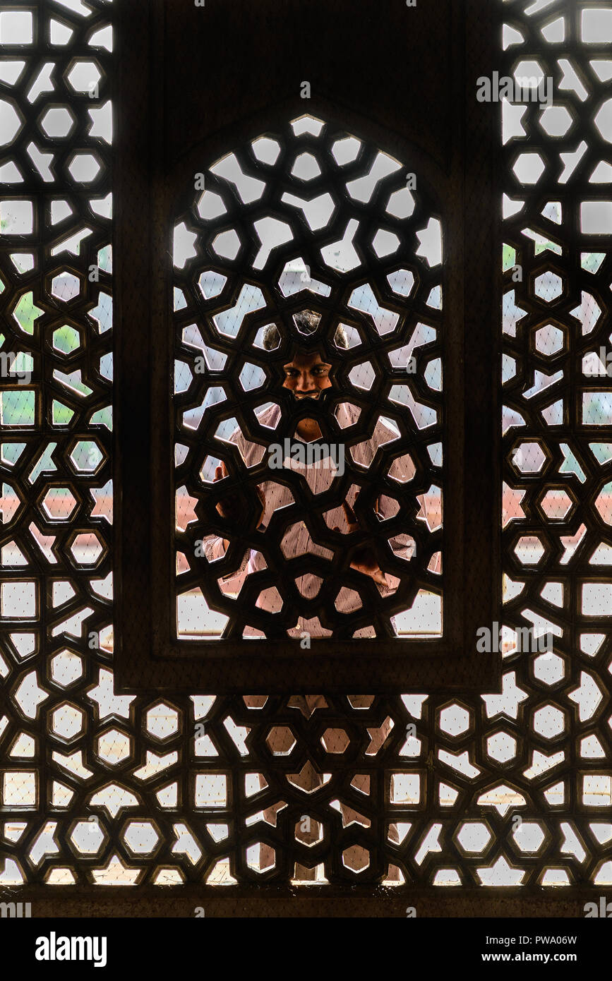 DELHI, INDIEN - 06.August 2014. Mann hinter dem Fenster, Humayun's Grabmal, Delhi Stockfoto