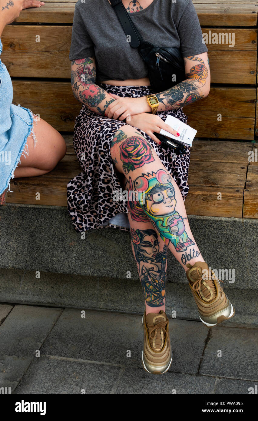 Junge Frau sporting cartoon Tattoos Stockfoto