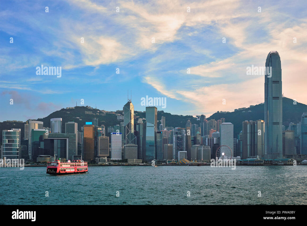 Junk-Boot in Hong Kong Victoria Harbour. Stockfoto