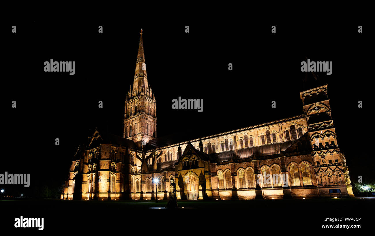 Die Kathedrale von Salisbury Außenansicht bei Nacht Stockfoto