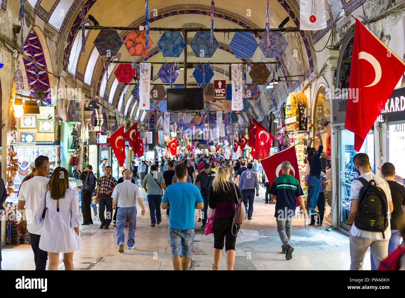Ansicht der Kapalı Çarşı oder Grand Bazaar Interieur mit Menschen surfen Elemente in den verschiedenen kleinen Läden, Istanbul, Türkei Stockfoto