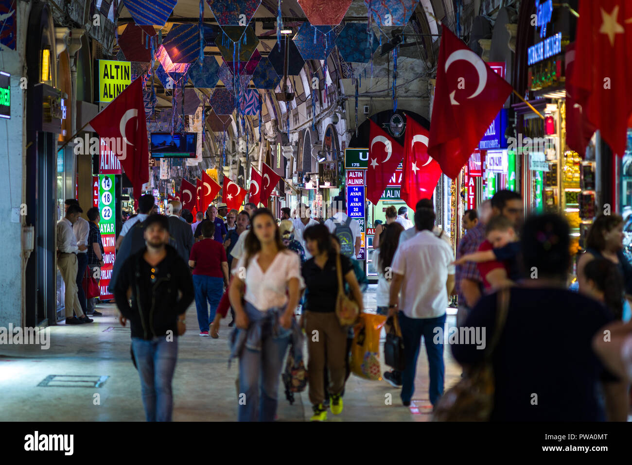 Ansicht der Kapalı Çarşı oder Grand Bazaar Interieur mit Menschen surfen Elemente in den verschiedenen kleinen Läden, Istanbul, Türkei Stockfoto