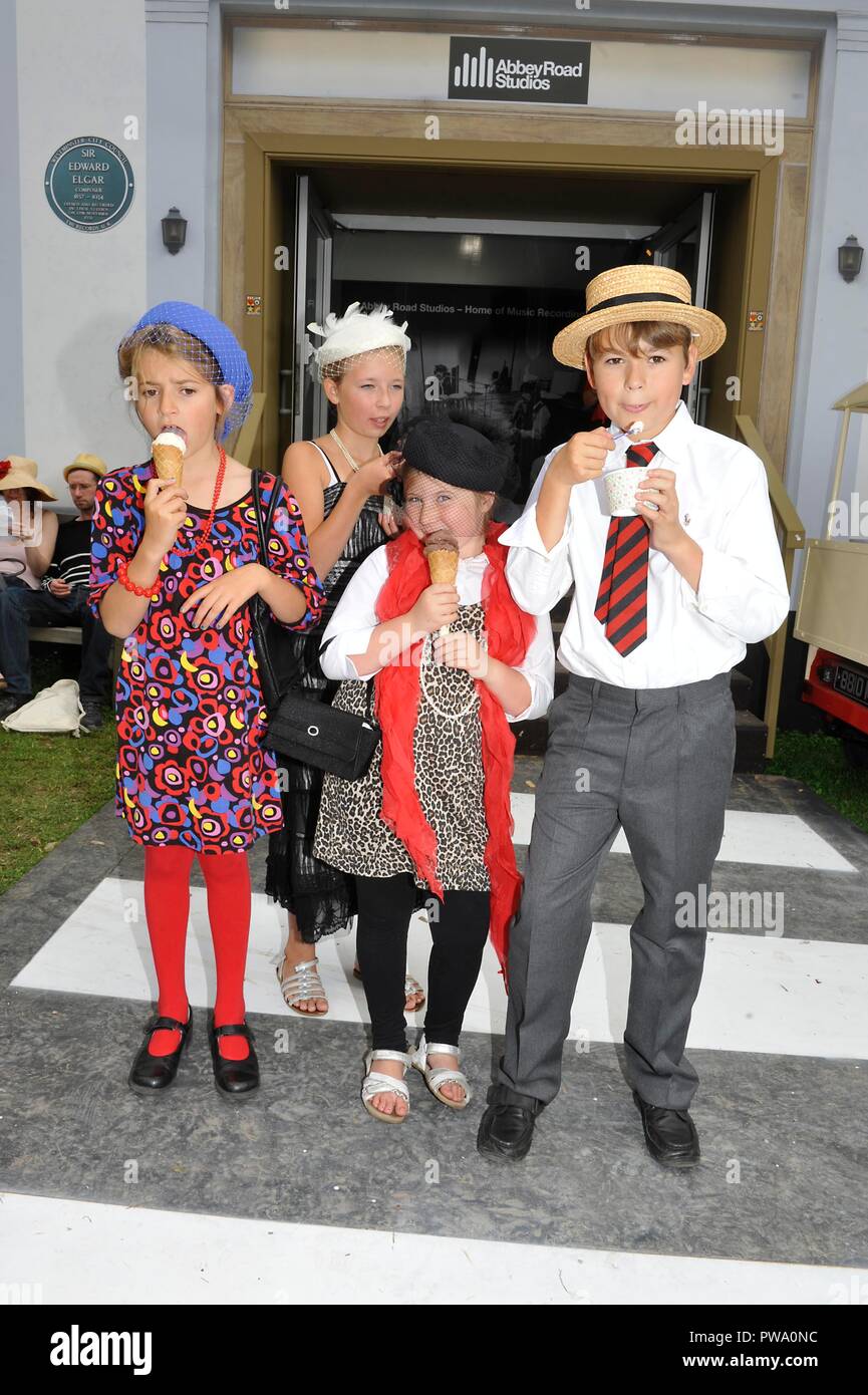 Kinder in der ABBY ROAD an der Weinlese in Goodwood Festival Bild von: Brian Jordan/Retna Bilder Job: Ref: Björn - * Menschenrechte * Die VINTAGE IN GOODWOOD FESTIVAL Stockfoto