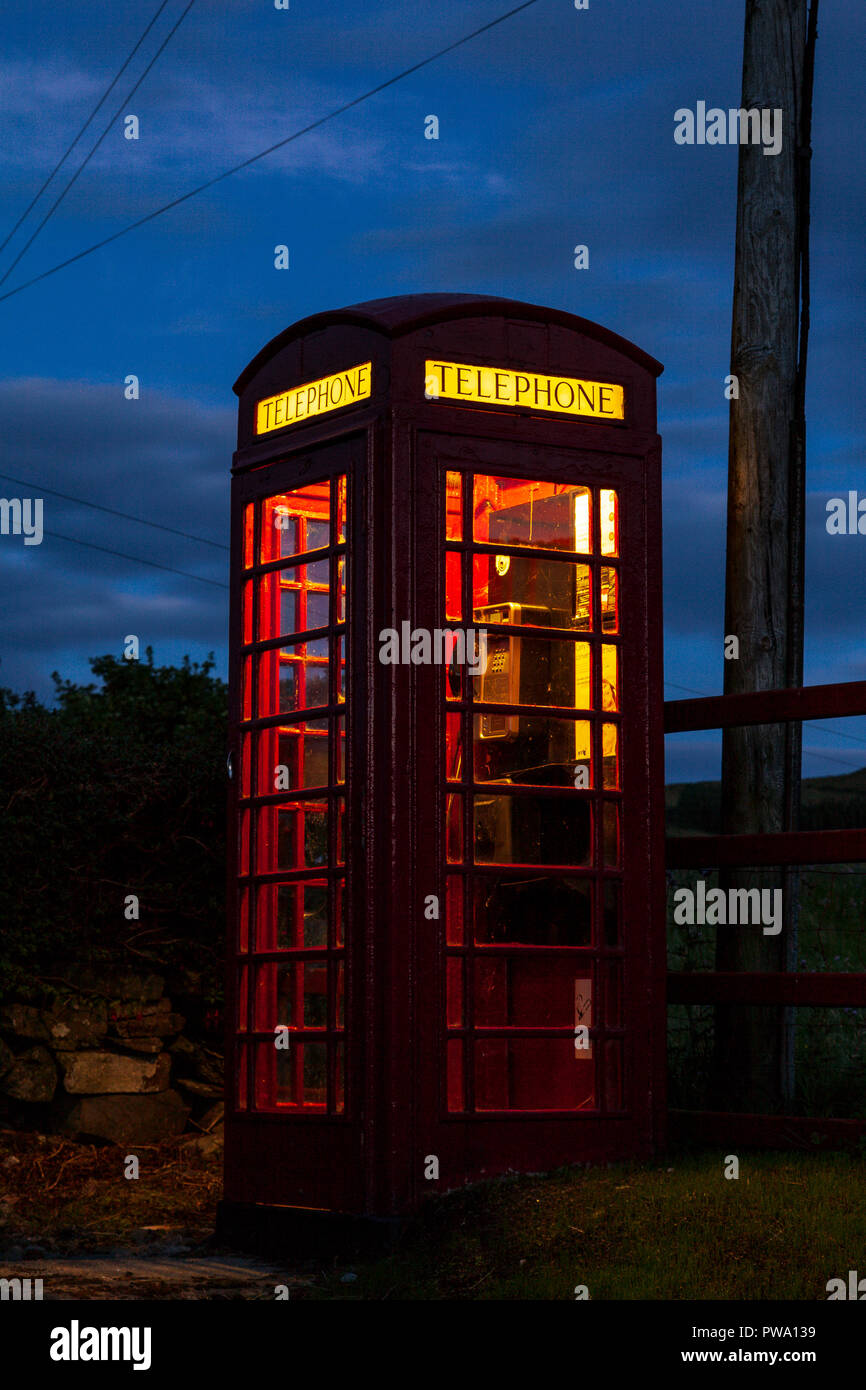 Altmodische rot Deutschland Telefon, abends beleuchtet Stockfoto