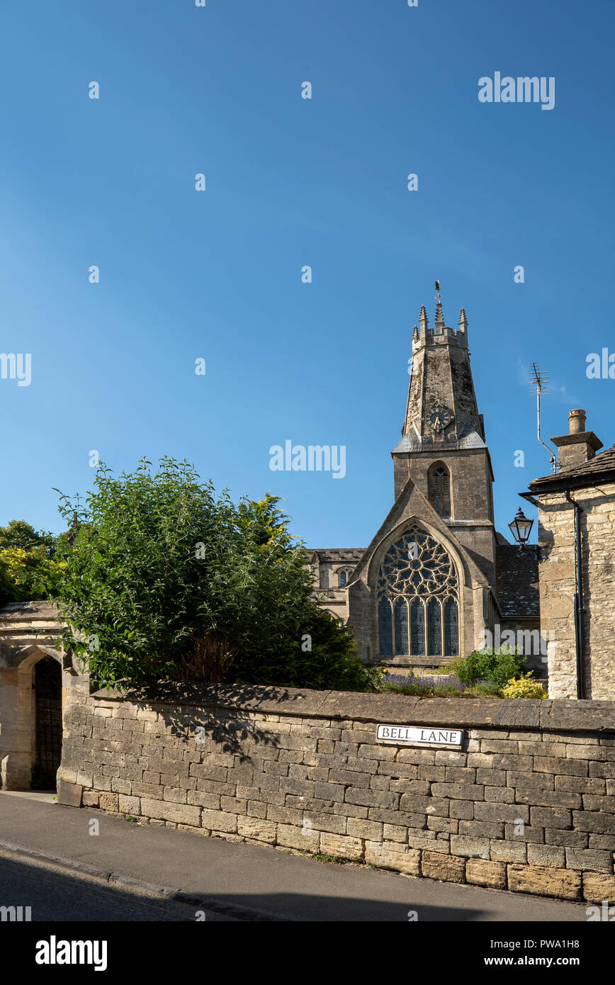 Kirche der Heiligen Dreifaltigkeit, Bell Lane, Minchinhampton, Gloucestershire und die eingerichtete Zeitraum Rosette. Stockfoto