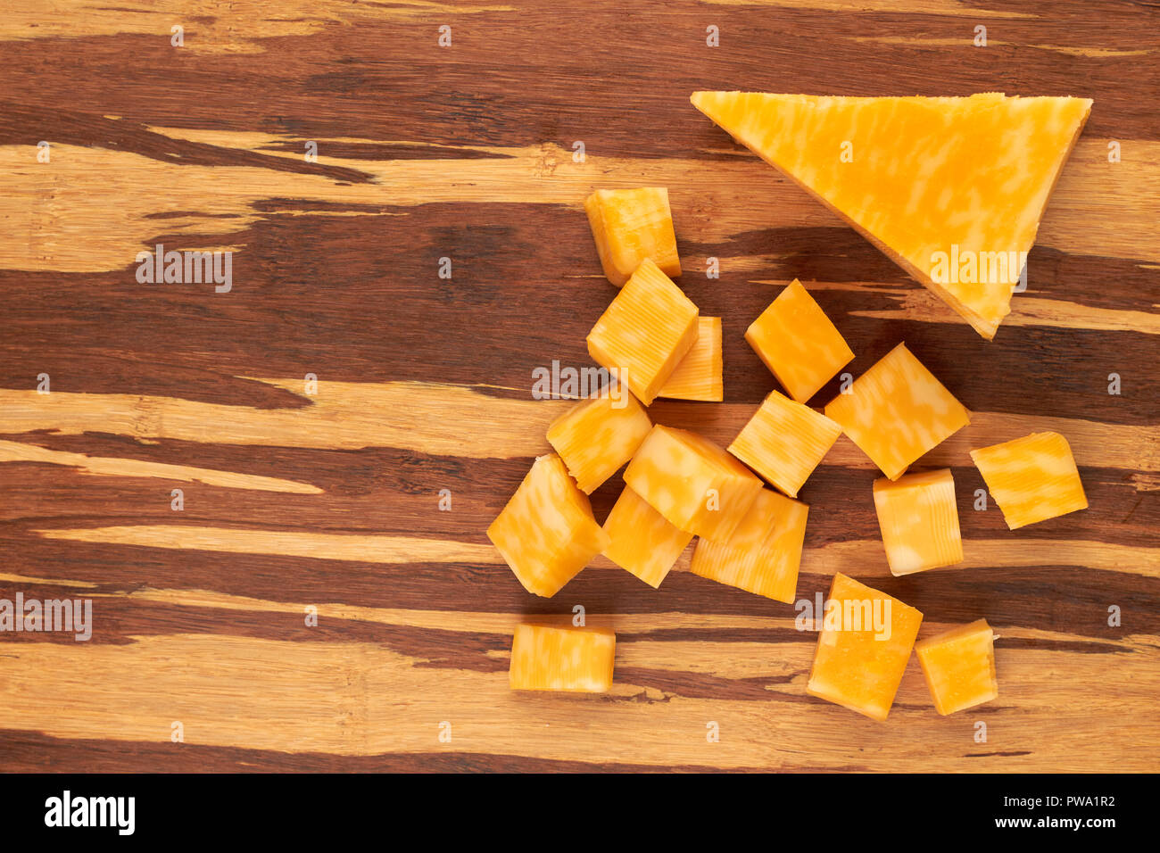 Würfel aus Marmor Käse auf Holz- Hintergrund. Marmor Käse auf strukturierte Holz. Köstliche Milchprodukt. Stockfoto