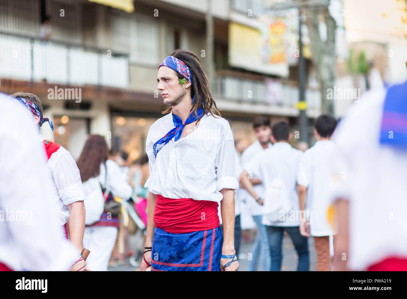 Darsteller, darunter Musiker und Tänzer selbst genießen, während die Festa Major in Vilanova I La Geltru'. Barcelona, Katalonien. August 2018 Stockfoto