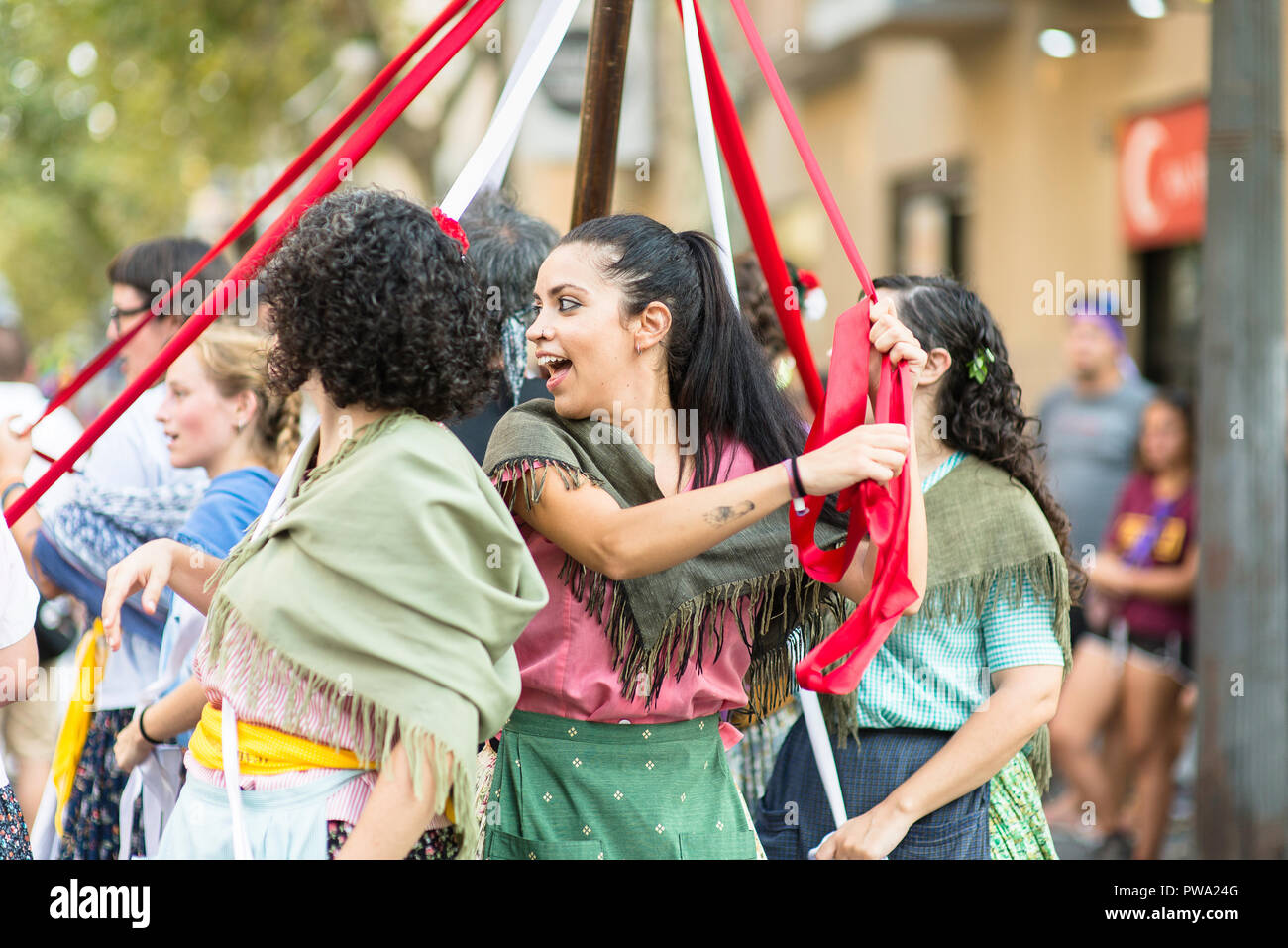 Mädchen vergnügen, während Sie an der Festa Major in Vilanova I La Geltru, Barcelona, Katalonien. August 2018 Stockfoto