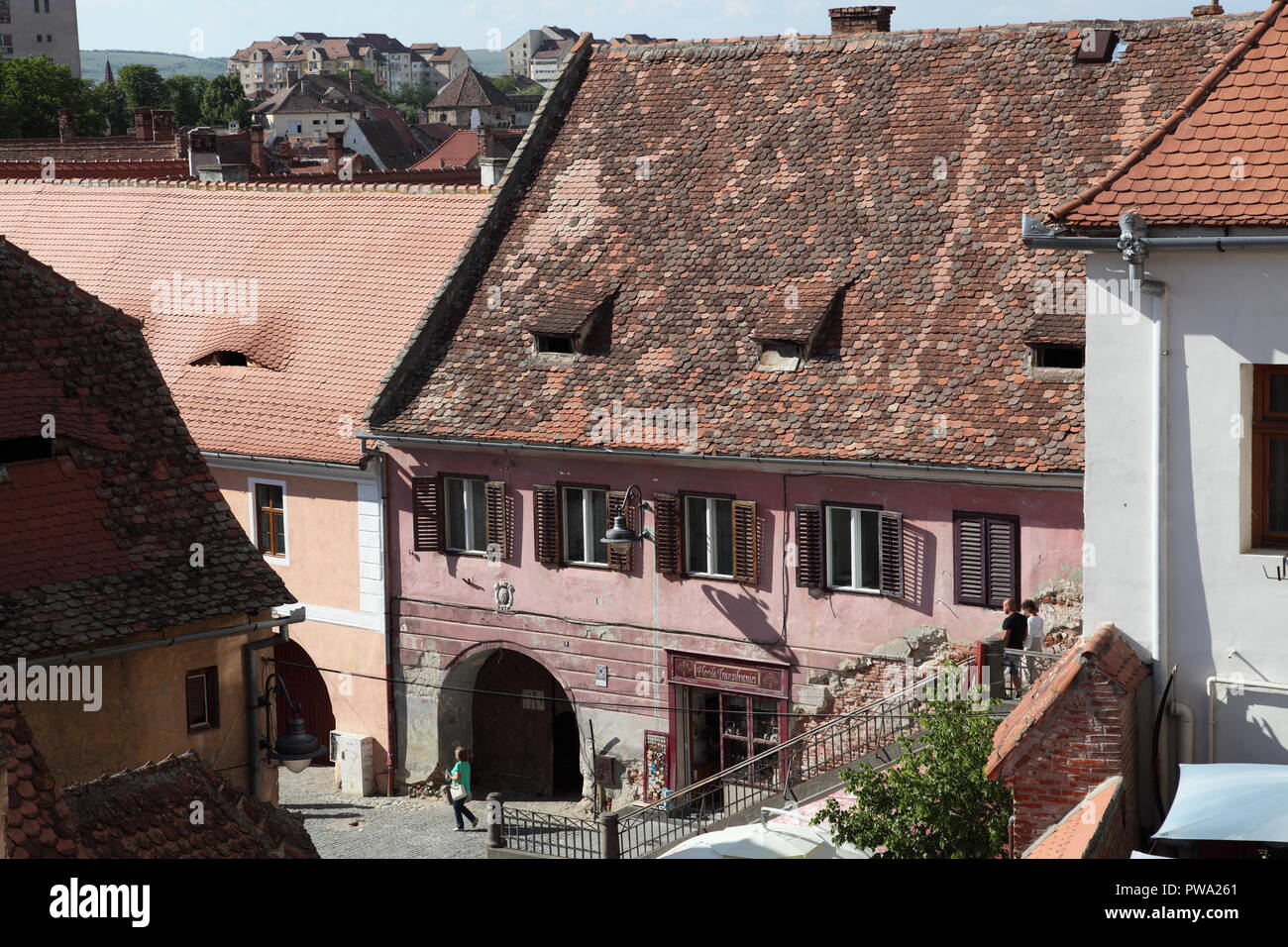 Traditionelle Häuser mit augenlid - geformte Fenster in Hermannstadt, Siebenbürgen, Rumänien Stockfoto