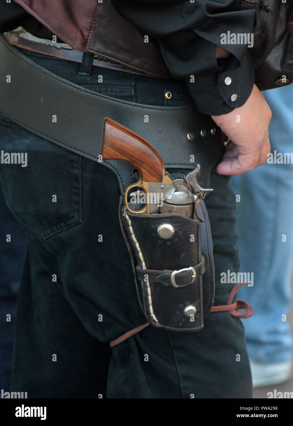 Die Waffe, die zu einem der 'Cowboys' während der jährlichen Country und Western Music Festival in der Stadt Millport auf der Insel von großem Cumbrae im Firth of Clyde in Schottland statt. Stockfoto