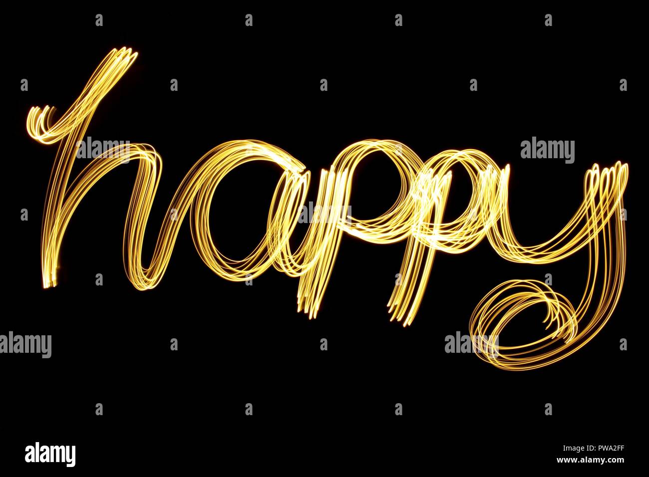 Licht Malerei Fotografie Langzeitbelichtung Gold Metallic Gelb Rechtschreibung Das Wort Vor Einem Schwarzen Hintergrund Glucklich Frohes Neues Jahr Konzept Stockfotografie Alamy