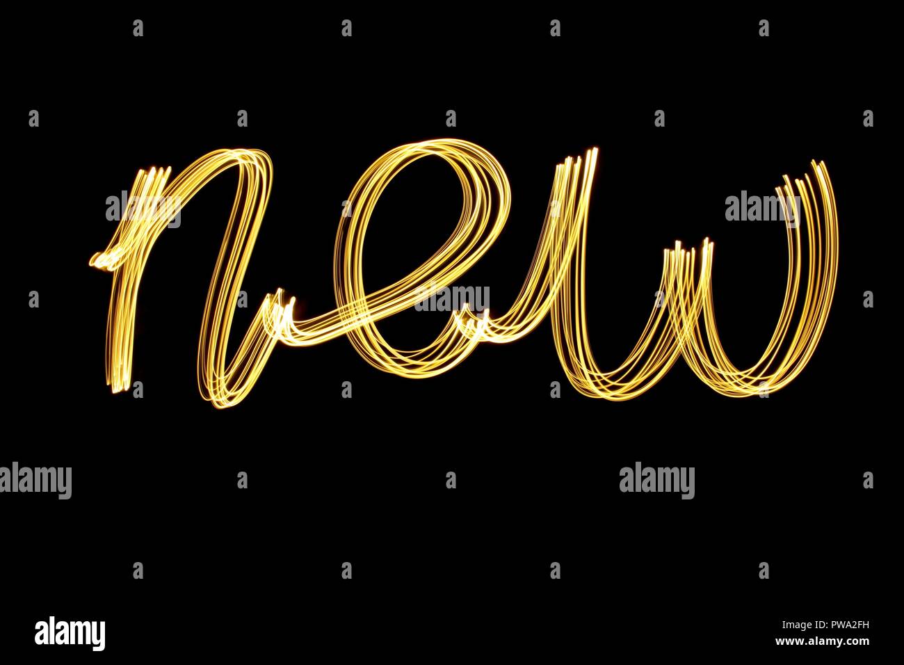 Licht Malerei Fotografie Langzeitbelichtung Gold Metallic Gelb Rechtschreibung Das Wort Neu Vor Einem Schwarzen Hintergrund Frohes Neues Jahr Konzept Stockfotografie Alamy Licht Malerei Fotografie Langzeitbelichtung Gold Metallic Gelb Rechtschreibung Das Wort Neu Vor Einem Schwarzen Hintergrund Frohes Neues Jahr Konzept Stockfotografie Alamy
