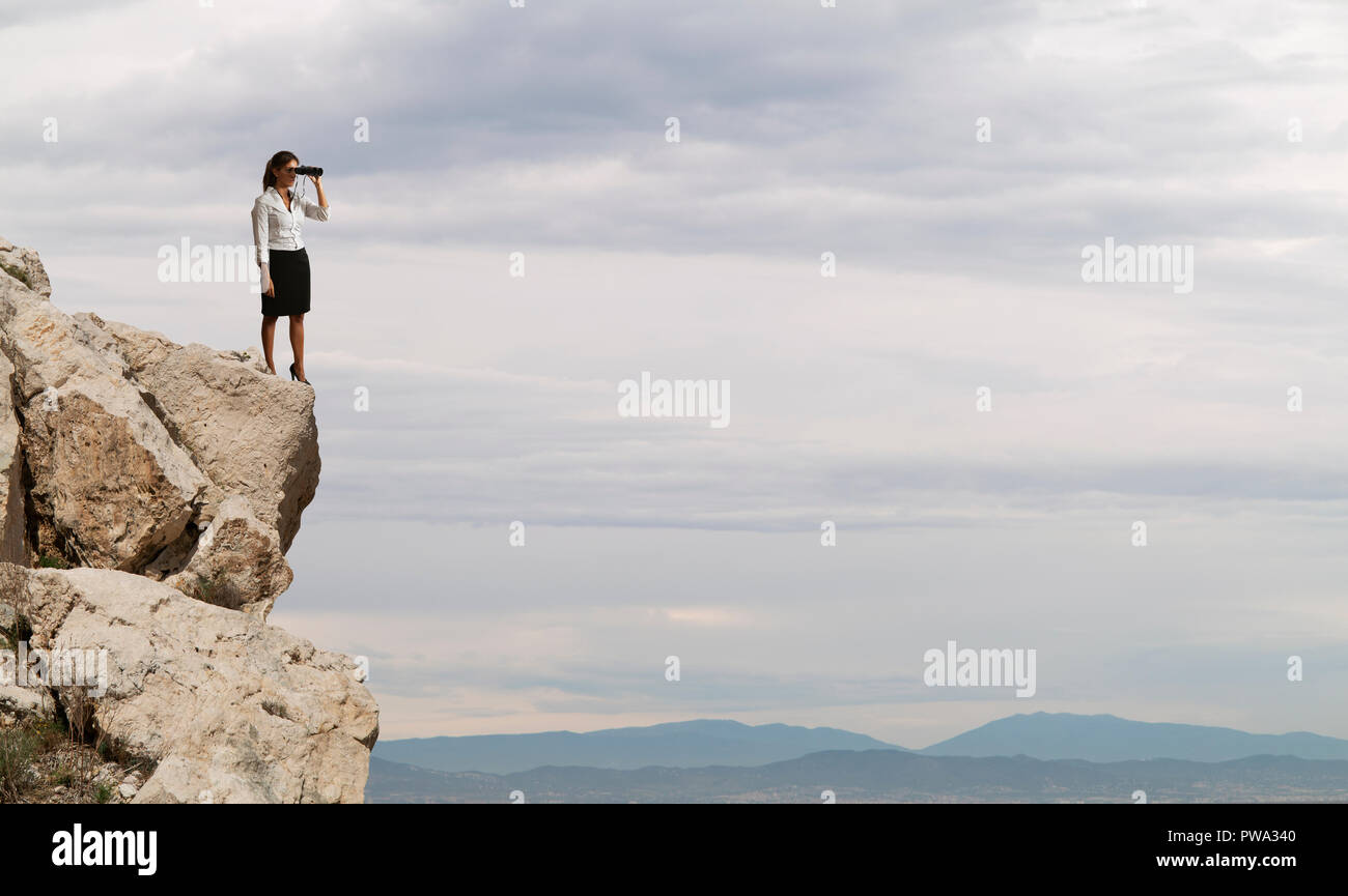 Geschäftsfrau sucht nach neuen Horizont, neue Geschäftschancen Stockfoto