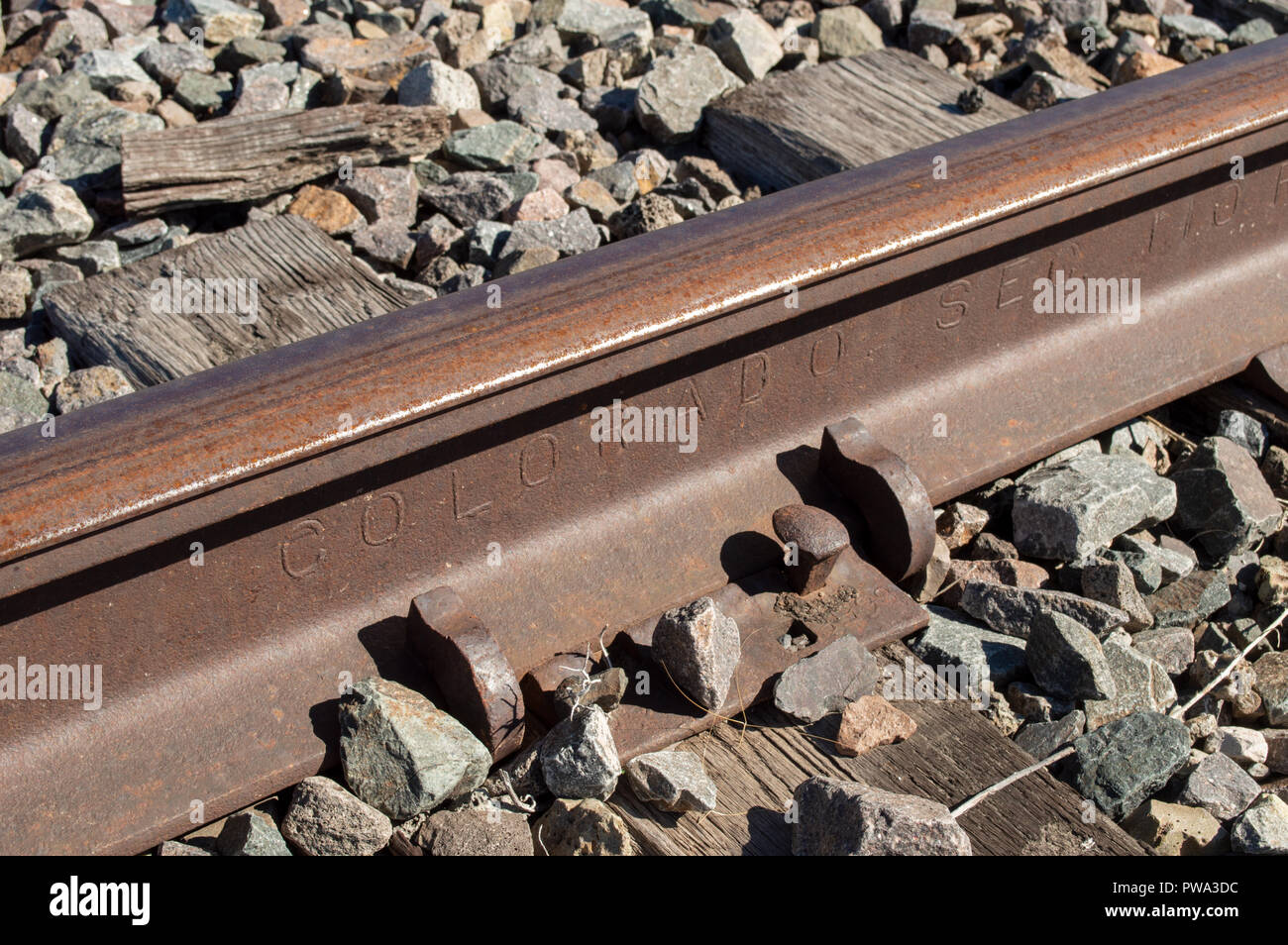 Colorado Railroad Rail mit den Worten "Colorado" eingeprägt. Aktiv genutzt, Anschluss, der sich durch Castle Rock Colorado meist Kohle trägt. Stockfoto
