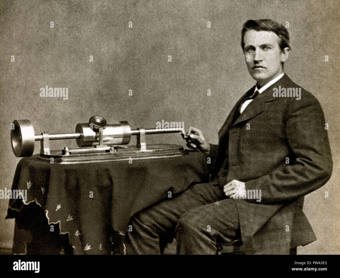 Thomas Edison, 1878 Foto von der Amerikanischen Unternehmer und Erfinder mit seinem neuen Plattenspieler von Mathew Brady genommen Stockfoto