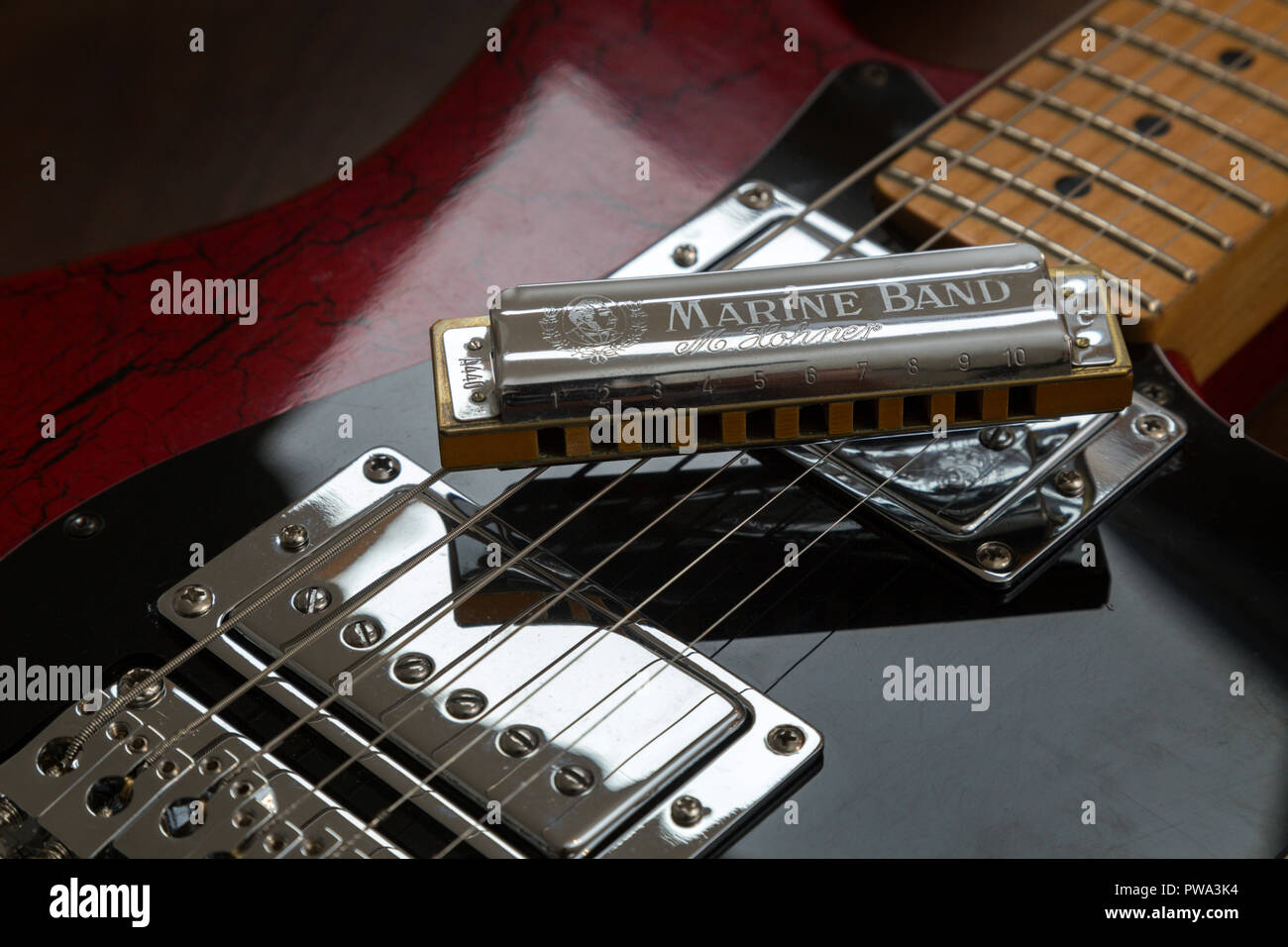 Alte E-Gitarre und Mundharmonika, Hohner Marine Band Stockfoto