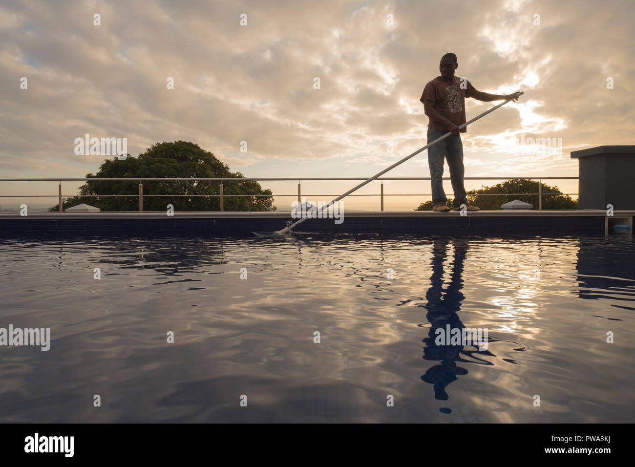 Pool Reiniger - früh morgens winterSAs Stockfoto