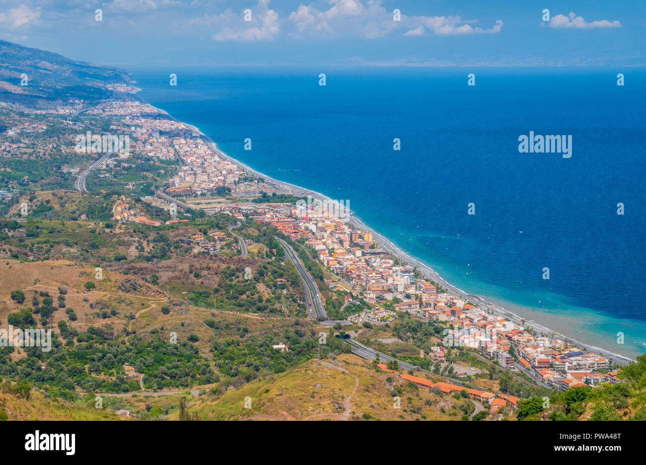 Panoramablick von Forza D'Agrò. Provinz Messina, Sizilien, Süditalien. Stockfoto