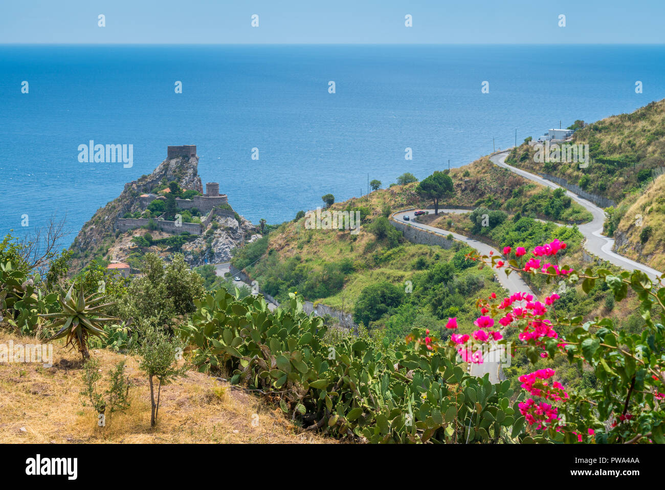 Panoramablick von Forza D'Agrò, mit den Sarazenen Schloss im Hintergrund. Provinz Messina, Sizilien, Süditalien. Stockfoto