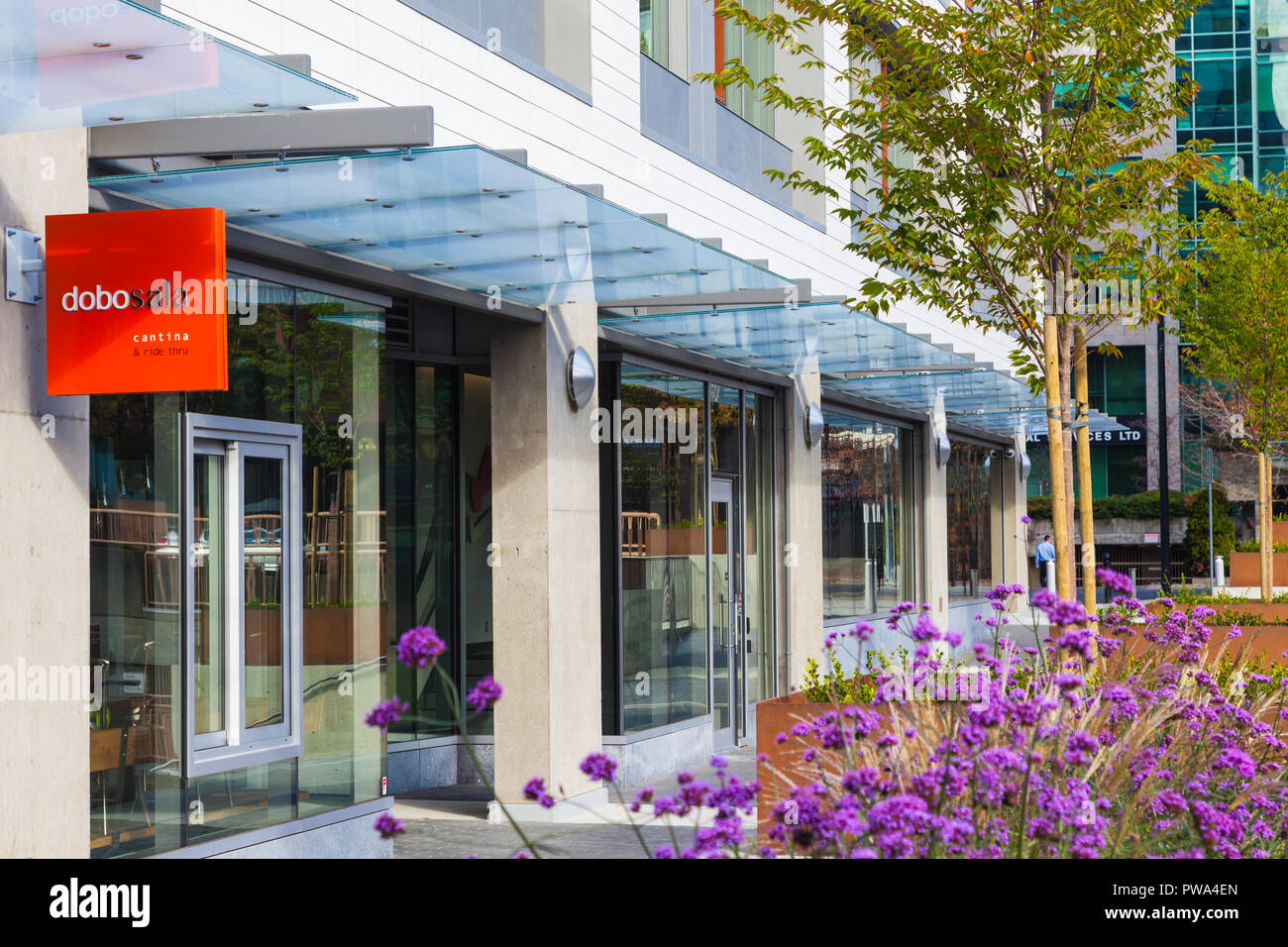 Einzelhandelsflächen im Erdgeschoss eines neuen Apartment Gebäude in Victoria, British Columbia. Stockfoto