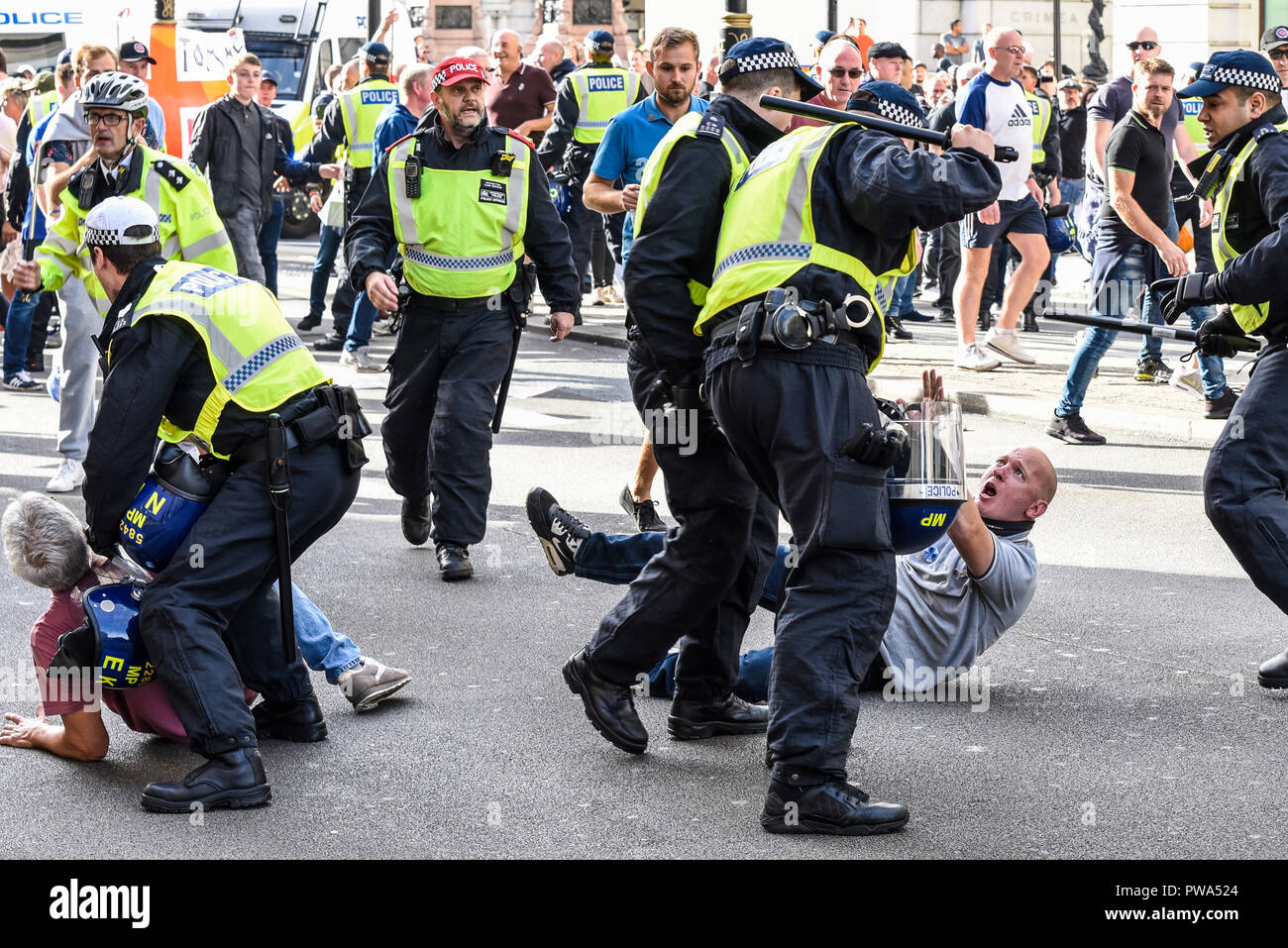 Demokratische Fußball Jungs Allianz DFLA Mitglieder brach Polizeicordon während einer Demonstration und kämpfte mit der Polizei. Die Polizei Schlagstöcke bereit. Furcht Stockfoto